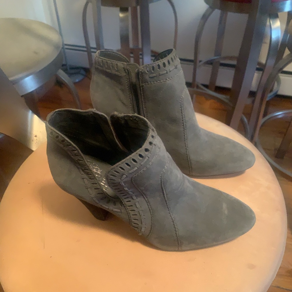 Vince Camuto grey bootie size 7 - heel 3.5 inches